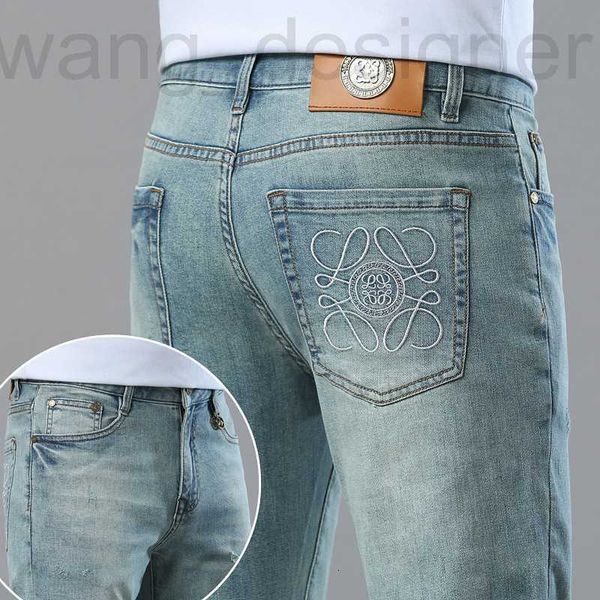 Jeans de jeans masculinos Jeans europeos de mezclilla europeos para hombres, nuevos pantalones casuales de estiramiento de tubo pequeño y delgado con agujeros hechos hw48