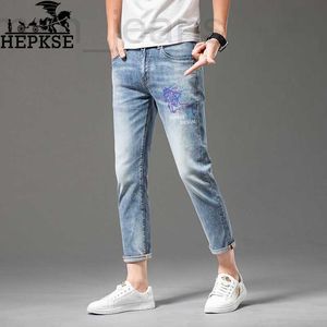 Designer de jeans pour hommes haut de gamme européen bleu clair brodé jeans raccourcis hommes mince tendance de la mode d'été élastique mince tube droit KV71