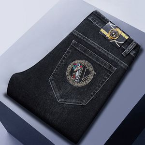 Brand de mode haut de gamme pour hommes et jeans d'hiver pour hommes avec broderie élastique en ajustement droit à la mode luxe léger et pantalon à la mode