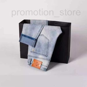 Designer de jeans masculin de haute qualité de couleur saisonnière de saison européenne étiquette en acier texturé en acier lavé jeans masculin élastique slim élastique petit pantalon de jambe droite konh