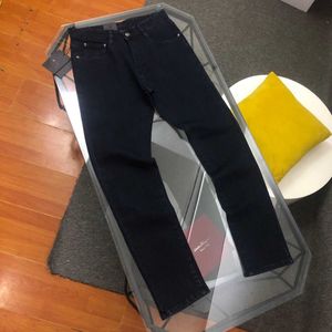 Diseñador de jeans para hombres Versión alta Jeans negros Pantalones de diseñador para hombres Triángulo clásico Pantalones de mezclilla bordados Pantalones casuales sueltos de moda 5845 TSYW