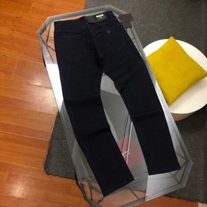 Diseñador de jeans para hombres Versión alta Jeans negros Pantalones de diseñador para hombres Triángulo clásico Pantalones de mezclilla bordados Pantalones casuales sueltos de moda 5845 HKYM