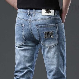 Designer en jeans masculin Hong Kong haut de gamme brodé European Men's Jeans Slim Fit Trendy Casual Light Luxury Automne et hiver LEGGings épais kpmt