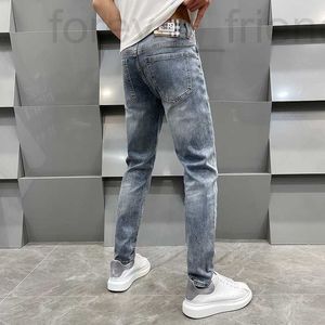 Designer en jeans masculin au printemps et en été, Guangzhou Xintang Jeans, coton masculin, version coréenne, petits pieds, ajustement slim, bleu bébé, produits européens haut de gamme, Daniel B 21io