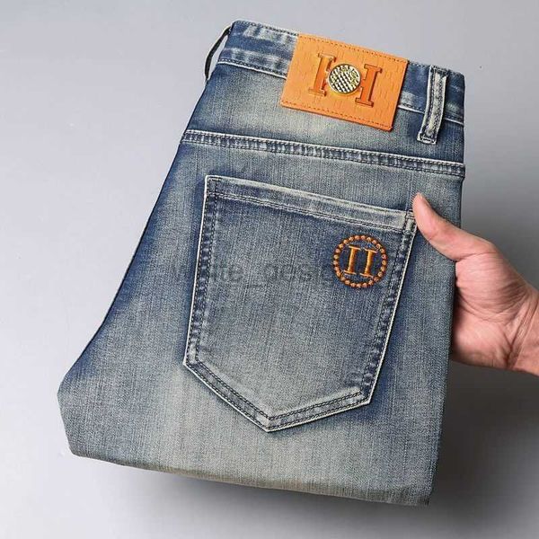 Jeans para hombres Jeans de diseñador Jeans desgastados bordados de lujo Hombre excedente de bienes de ganado Estilos de otoño e invierno Pantalones atractivos y versátiles