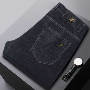 Designer de jeans masculin Jeans en lâche Ajustement des jambes droites et la tendance polyvalente du pantalon pour hommes décontractés d'âge moyen d'âge moyen.