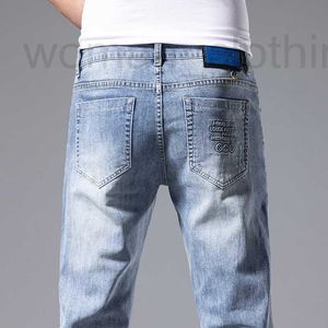 Jeans de jeans pour hommes en jeans pour hommes et été, nouveau pantalon élastique slim légèrement lâche, pantalon en denim polyvalent avec de petits pieds D70p