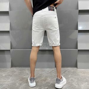 Designer en jeans masculin Khmer Khmer Black and White Denim Shorts pour hommes en ajustement consécutif masculin Pantalon décontracté et polyvalent avec des bords roulés pantalon en deux pièces trois remplacements standard