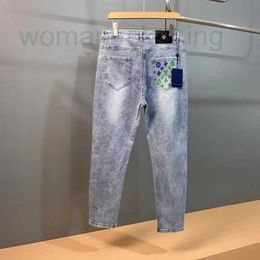 Designer de jeans masculin nouveau bleu clair Nouveau jean pour la mode d'été masculine slim fit small pieds mode volant et beau pantalon recadré 3T53