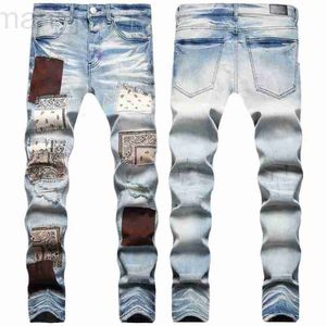 Diseñador de jeans para hombres Jeans de color claro, agujeros bordados para hombres, parches de bloqueo de color, pantalones de moda, pies pequeños, jeans B2D7