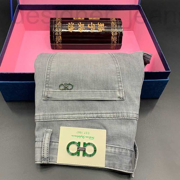 Jeans para hombres Diseñador Jeans de colores claros para hombres Moda de verano Corte delgado ultrafino con pies pequeños 2023 Nuevos pantalones grises blancos de gama alta KNPP