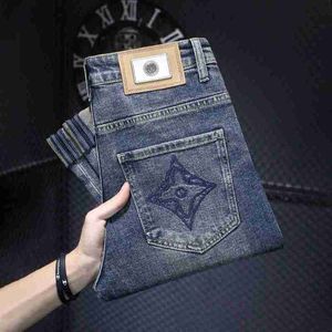 Designer de jeans masculin léger luxe brodé bleu pour le printemps 2024 Nouveau pantalon élastique tendance de mode slim slim fit slim jhzp