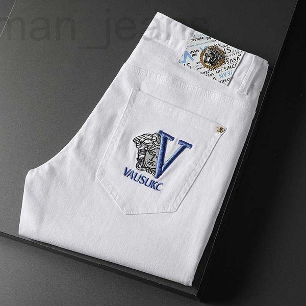 Designer de jeans pour hommes Marque de mode de luxe légère Short en jean d'été Délavé pour homme blanc version coréenne brodé pantalon court polyvalent PDYY