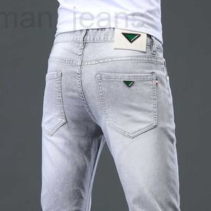 Designer de jeans pour hommes Light Luxury pour hommes 2022 Printemps / Été Thin Fit Pieds Élastique Casual Coréen Haut de gamme Marque Coton Pantalon ZCYA