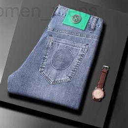 Jeans pour hommes Designer Diffusion en direct des jeans pour hommes de marque de mode européenne léger luxe élastique loisirs coupe slim petits pieds gaufrage printemps et été QNFG