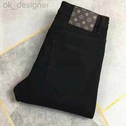 Designer de jeans masculin en vrac jeans noir droit pour un pantalon de petite jambe à la tendance haut de gamme à printemps masculine.