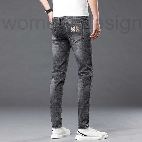 Jeans para hombres Diseñador de lujo Moda en vivo Primavera Nuevos jeans de patas delgadas bordados Hombres de gama alta Europeo cigarrillo elástico gris estilo juvenil 47IL