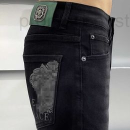 Designer de jeans masculin Medusa Cotton Bullet coréen Edition Small Feet Slim Fit Black Print Jubq