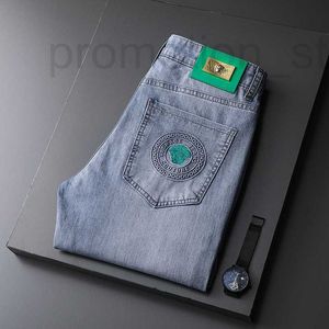 Designer de jeans masculin Medusa haut de gamme printemps / été de couleur nouvelle couleur lumière Emblem Water Ghost Green Elastic Slim Fit Small Feet Pantal