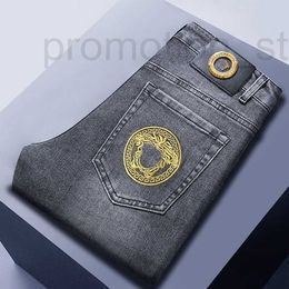 Designer en jeans masculin Medusa Mendum et jean hivernal à la mode pour hommes avec une ajustement droit, une broderie élastique, un pantalon gris à la mode L4U2