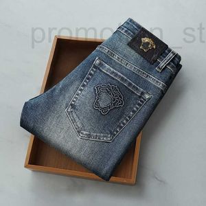 Designer en jeans masculin Medusa Mendum et jean hivernal à la mode pour hommes avec une ajustement droit, une broderie élastique, un pantalon à la mode bleu Qoxw