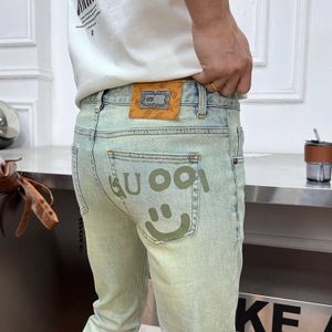 Designer de jeans masculin en 2024 Nouveau printemps et d'été Brand à tendance lavée Couleur légère slim fit petit pied imprimé Ruffian beau pantalon long pantalon long de rue Mes3