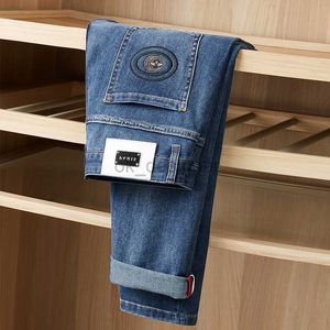 Designer de jeans masculin concepteur de jeans masculin concepteur léger luxe de luxe / été mince et haut lavage élastique brodé jean pour hommes slim fit petit pantalon décontracté à jambe droite