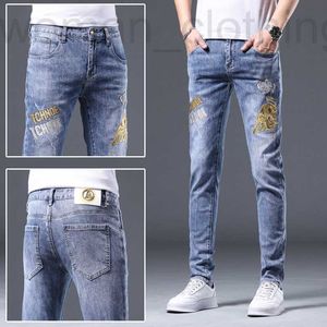 Jeans pour hommes Designer Nouveau style jeans brodés pour le printemps et l'été hommes slim fit petits pieds à la mode décontracté stretch pantalon coréen O750