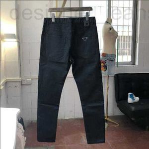 Diseñador de jeans para hombres P Familia de otoño e invierno Material grueso Slim Fit Pantalones de vaquero de niños Heniu no se desvanece EK44 23Zn