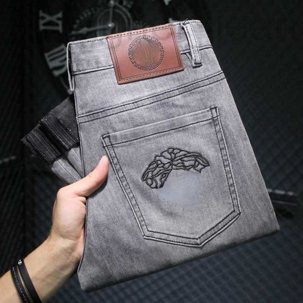 Jeans pour hommes Pantalons de designer Medusa Brodé Jambe droite Élégant Lâche Luxe Casual Zipper Contrôle d'accès Lavage Skinny GG2E