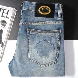 Jeans pour hommes Designer Plus Taille Mens Medusa Pantalon brodé Pantalon de luxe Pantalon droit Hommes Mode Vintage Casual Zipper Accès Denim Haute Qualité B6M 9QFF