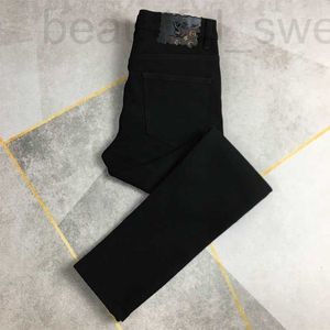 Designer de jeans masculin slim ajustement et de haute qualité printemps / fin d'été noir pour 2024 Nouveau pantalon élastique de marque de mode avec de petits pieds 1T4K