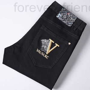 Heren jeans ontwerper lente en zomer nieuwe grote vs medusa geborduurde jeans vaste kleur zwart wit katoen elastisch slanke fit kleine voeten mode 4omo