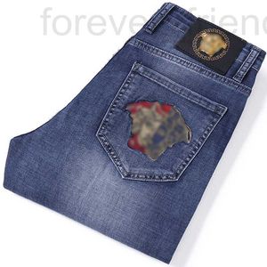 Designer de jeans masculin Spring and Summer Color Head Vj Half Face Cotton Elastic Blue Slim à pattes Jeans Men's 744K