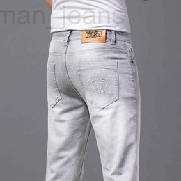 Diseñador de jeans para hombres Pantalones vaqueros de primavera versión coreana para hombres pie pequeño slim fit marca internacional de gama alta luz de algodón de lujo bala Medusa bordado 6F6D