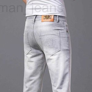 Designer de jeans masculin Spring Jeans Version coréenne masculine Small Foot Slim Fit International High Dee Light Luxury Cotton Bullet Medusa broderie 6F6D