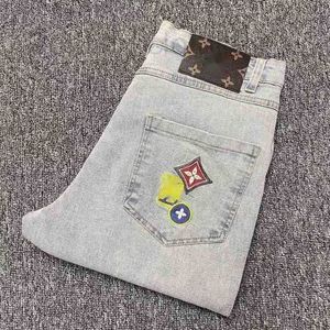 Heren jeans ontwerper lente nieuwe geborduurde jeans, high -end internet -beroemdheid, dezelfde pasvorm, casual, veelzijdige student crop -broek voor mannen qtfd