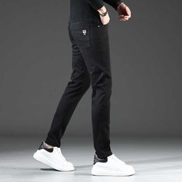 Herenjeans ontwerper Lente Nieuw Guangzhou Xintang Cotton Bounce Koreaans Small Feet Slim Fit High end Europees Zwart en Wit Lo Fu Tau PMT4