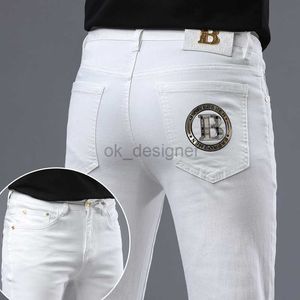 Designer de jeans masculin printemps / été de la nouvelle marque de mode en jeans blancs pour un pantalon long décontracté.
