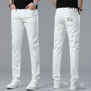 Designer de jeans pour hommes Printemps / Été Nouveau pour Light Luxury Korean Edition Pieds élastiques fins Slim Fit Cotton Bullet Anti Stain White B Pantalon parental 8DXR