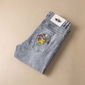 Heren jeans ontwerper lente/zomer nieuwe jeans heren mode jeugd trendy merk slanke fit voeten broek