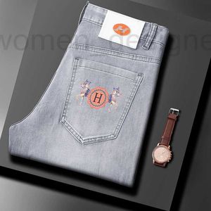 Designer de jeans pour hommes printemps / été nouveau produit en jeans en jeans pour hommes slim slim silt small pieds haut de gamme marque élastique pantalon de famille de cheval imprimé mince mince pantalon de famille 9ykm