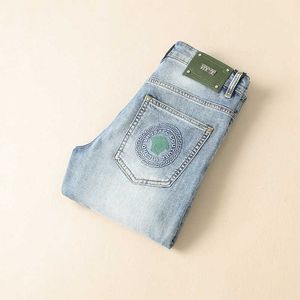 Designer de jeans masculin printemps / été nouveau slim fit de la mode masculine personnalisée jeune jeans à jambe droite