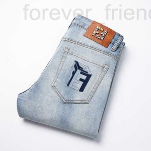 Designer masculin concepteur de jeans / été en jean en denim mince pour hommes, produits européens haut de gamme, ajustement slim, petits pieds, marque tendance, petit monstre bleu clair ej8v