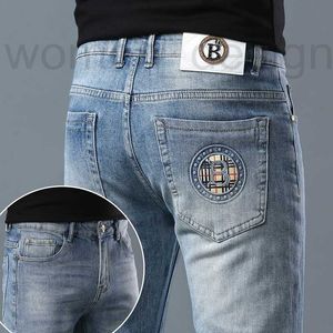 Designer de jeans pour hommes Sélection stricte de jeans bleus pour hommes au printemps et en été, produits européens de luxe légers, beaux, grands, minces, décontractés, coupe slim, pantalons élastiques petits pieds