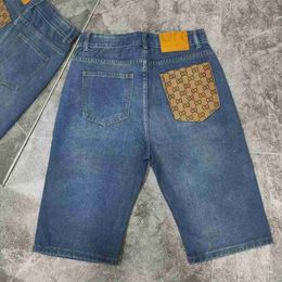 Jeans pour hommes Designer Été nouveau short en jean pour pantalon pentagonal pour hommes, marque tendance avec imprimé légèrement large, version coréenne trou élastique au milieu du pantalon QTVD