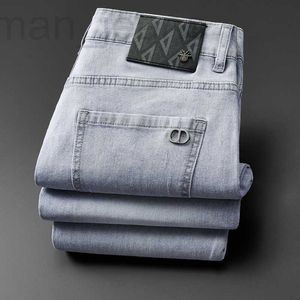 Diseñador de jeans para hombres Summer New Light Gray Jeans, Slim Fit, Pies pequeños, Pierna recta, Versión coreana, Trendy Stretch, Versátil y bordado de gama alta 6TS4