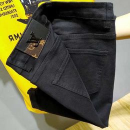 Designer de jeans masculins à la mode de Kwai Black Net Red avec des trous au printemps et en été, slim ajustement, petits pieds, pantalon élastique élastique polyvalent Z666