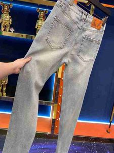 Design de jean masculin concepteur lavé de couleurs de couleurs / jeans d'été, un pantalon à la mode décontracté pour hommes avec de petits pieds, un pantalon denim slim élastique et polyvalent El0o