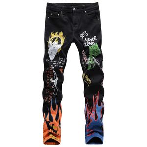 Jeans pour hommes jeans noirs imprimés numériques pour mâle jean graphique de flamme mâle crâne long pantalon denim en ajustement droit T240515